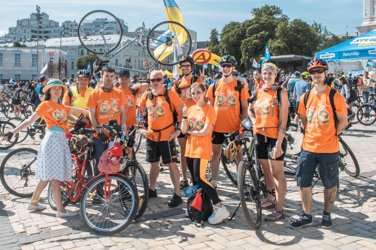 Многим очень нравилось поднимать велосипеды над головой для фото