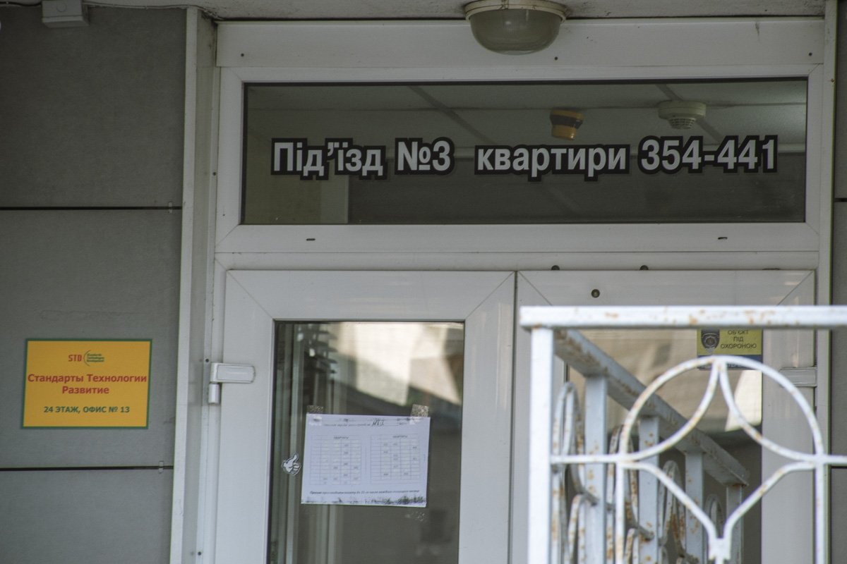 а улице Княжий Затон молодая девушка выпала с балкона многоэтажки 