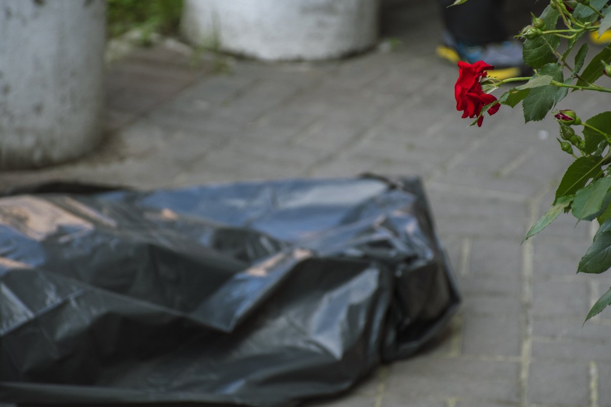 Тело лежало далеко от места падения 