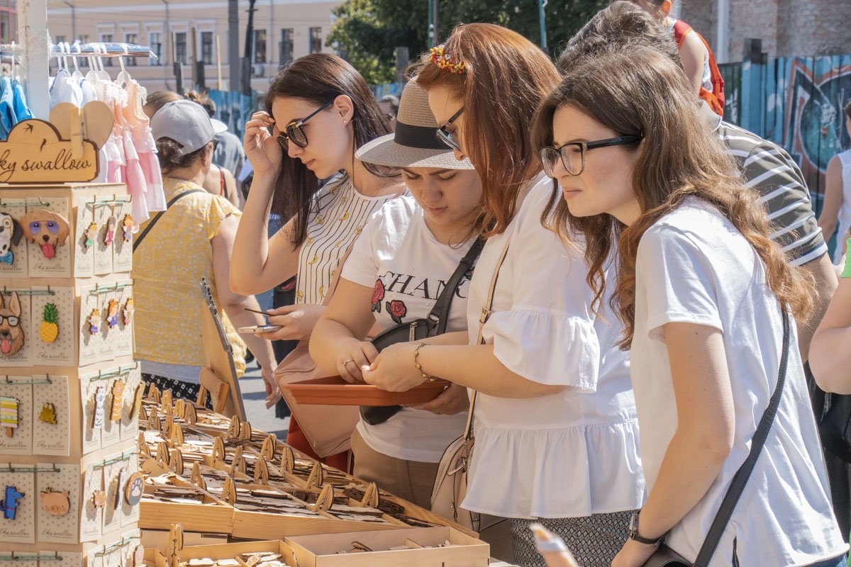 На ярмарке представлена продукция 300 украинских магазинов одежды, аксессуаров, обуви, еды и изделий для дома