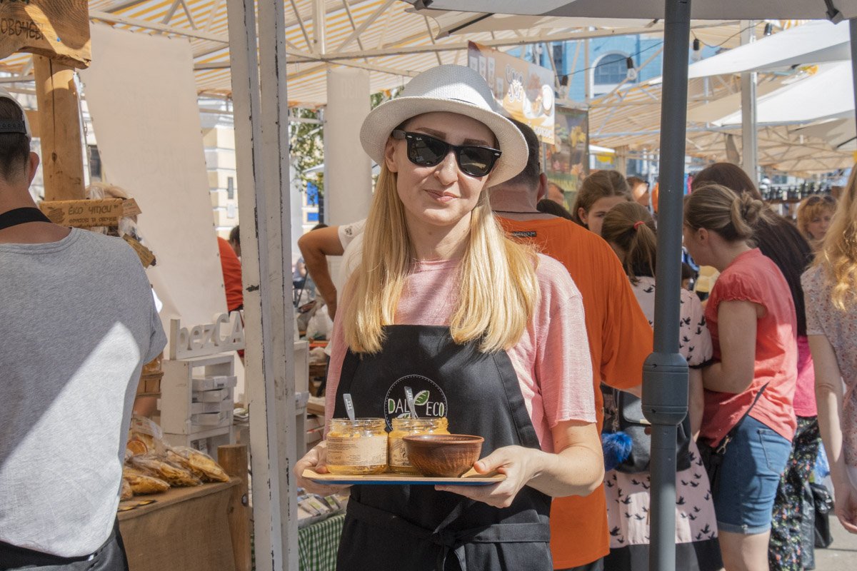 Помимо этого, на локации расположились фуд-корт с разнообразной уличной едой, сцена с развлекательной программой и большое количество детских зон