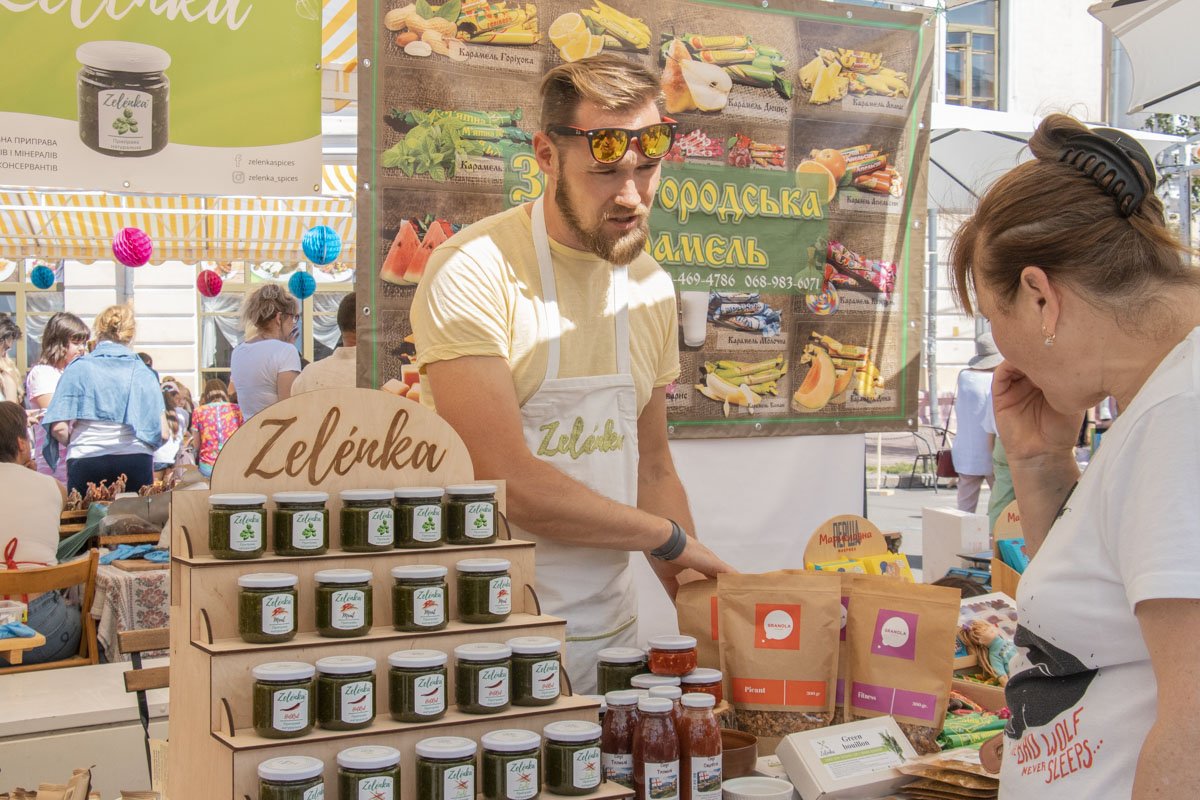 Со сцены звучит драйвовая музыка от диджея, запахи европейской, американской и японской еды манят и привлекают даже самых сытых