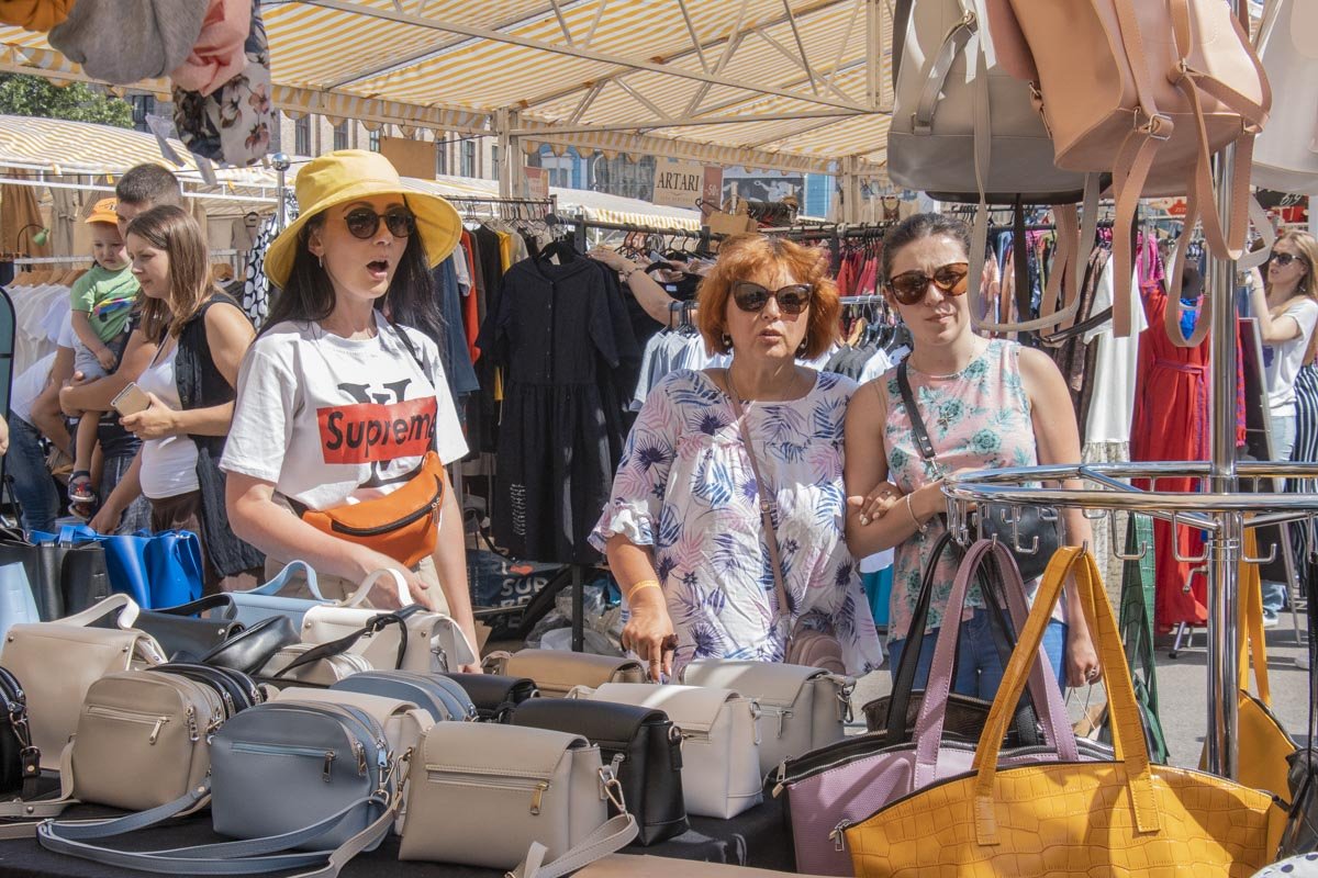 Изобилие дизайнерских одежды, обуви, аксессуаров и домашних товаров сводят с ума