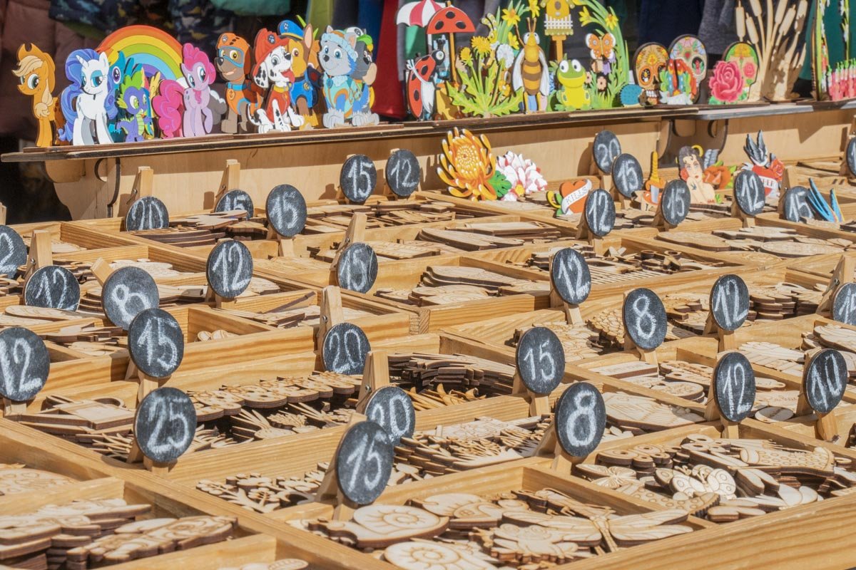 Продукция для деток, среди которой комбинезончики, погремушки, мягкие игрушки, книжки и детское натуральное питание, умиляют и приводят в восторг