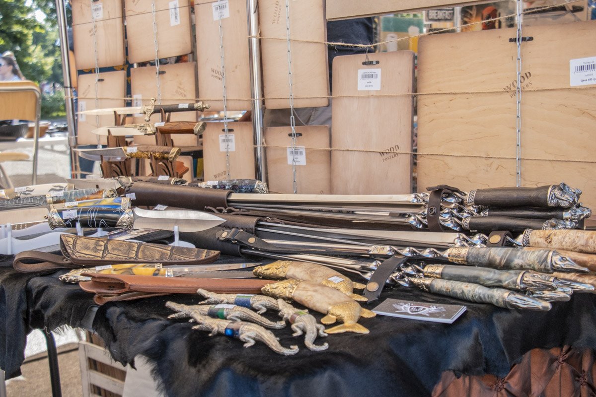 Мужчины располагаются возле палаток с кошельками, поясами, крутыми носками и красивенными ножами