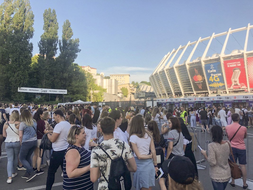 Под НСК "Олимпийский" собираются тысячи поклонников творчества Монатика