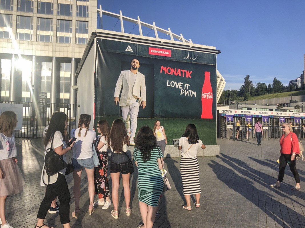 Многие фанаты в ожидании концерта делают первые фото 