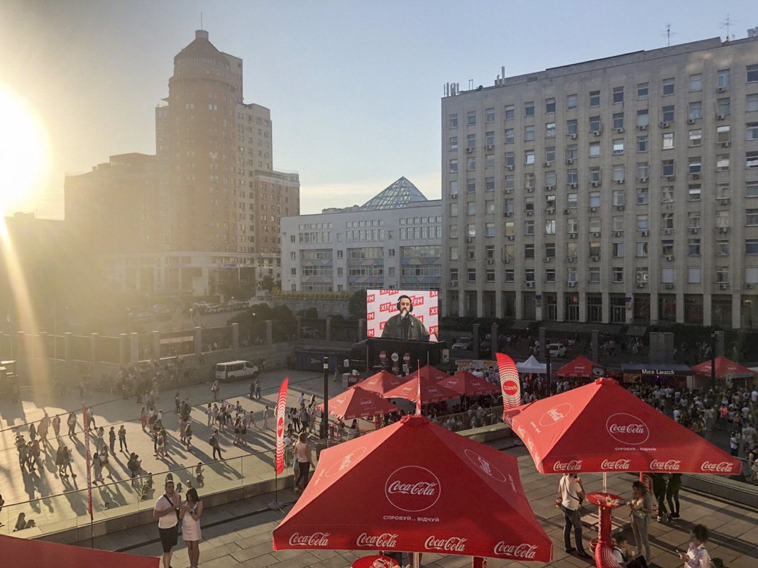 Возле стадиона разместили фан-зону с экранами с трансляцией 