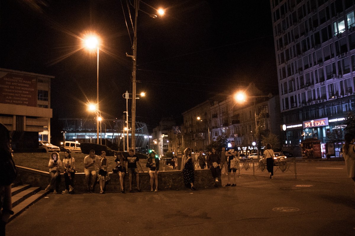 Люди ждут такси и провожают этот прекрасный вечер