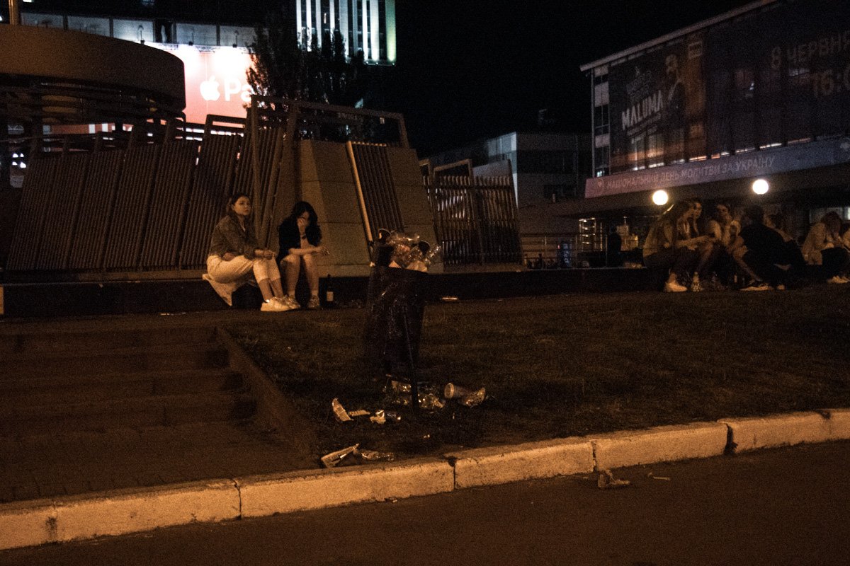 Люди пытались бросать мусор в урны, но его было слишком уж много