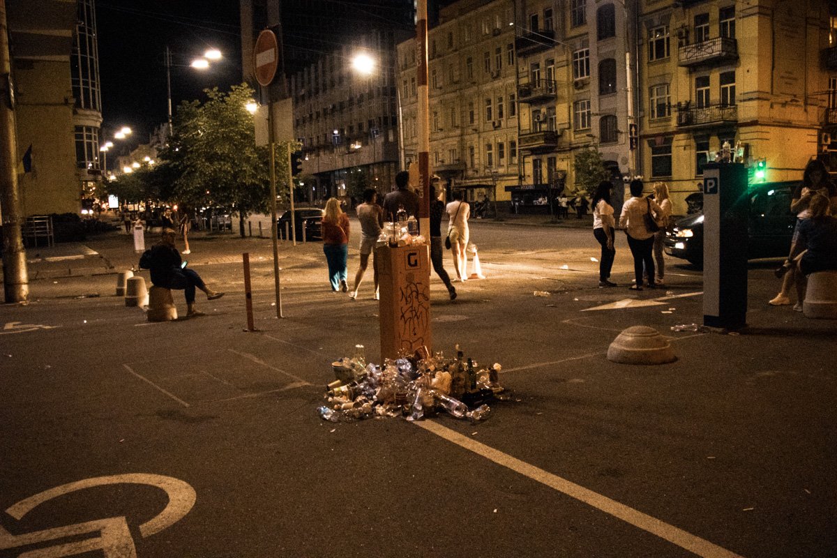 И вокруг шлагбаума тоже