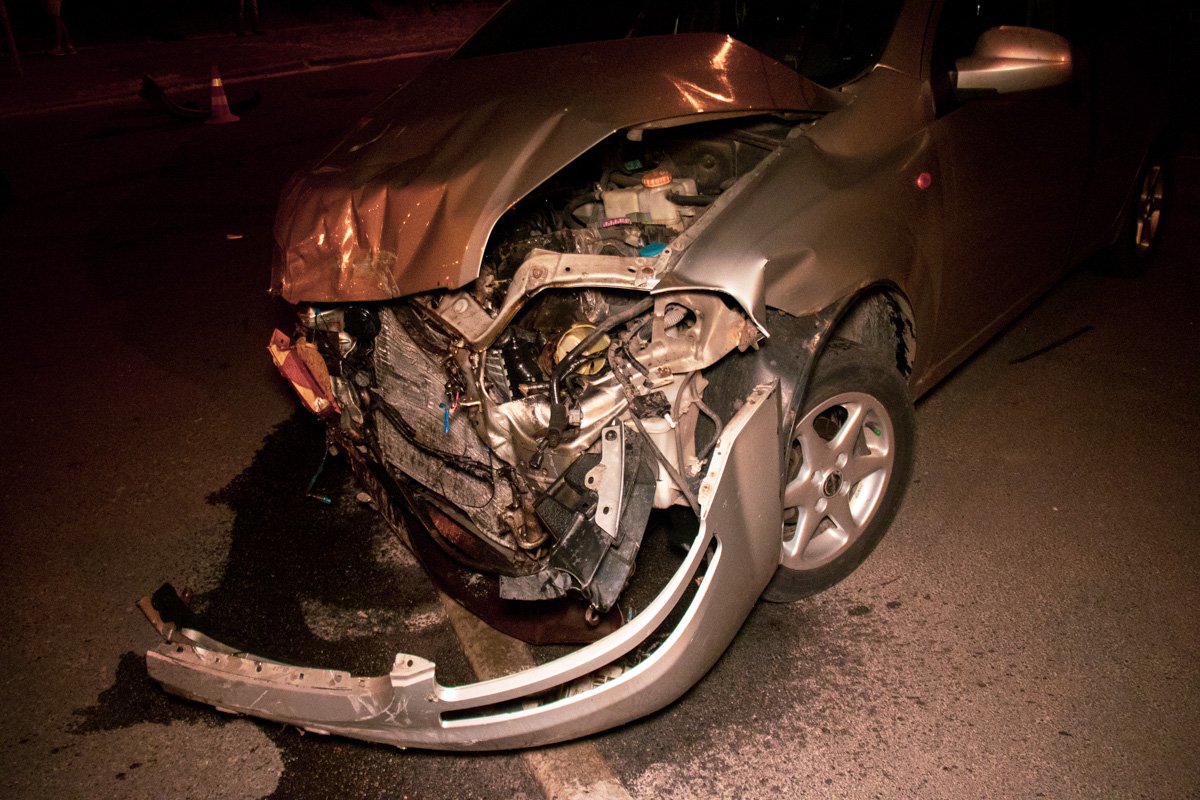 На перекрестке, мужчина за рулем Corolla не пропустил Chevrolet, от чего тот ударил такси в левый бок