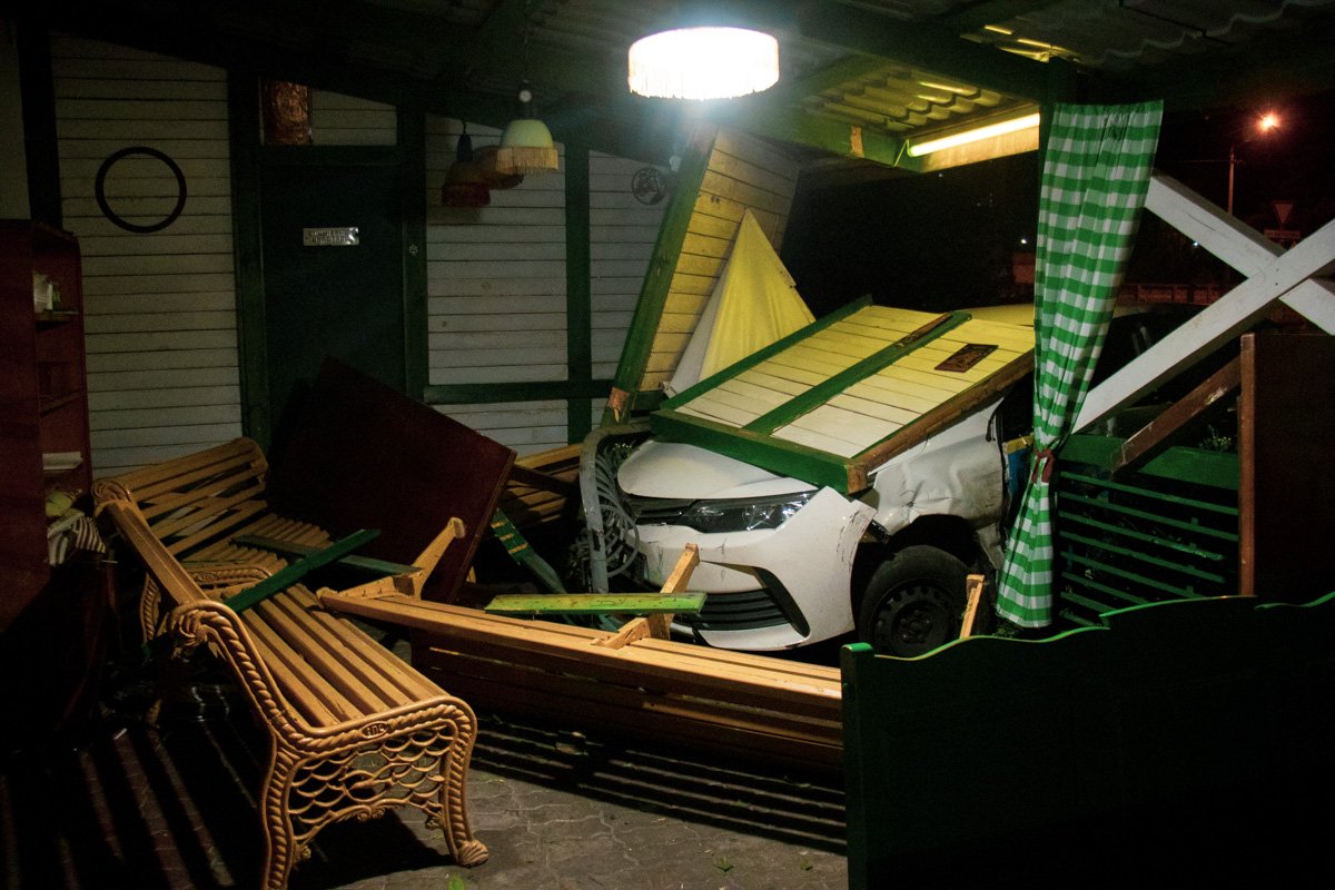 В момент удара в пострадавшей части террасы не было много посетителей и никто из них не получил травм