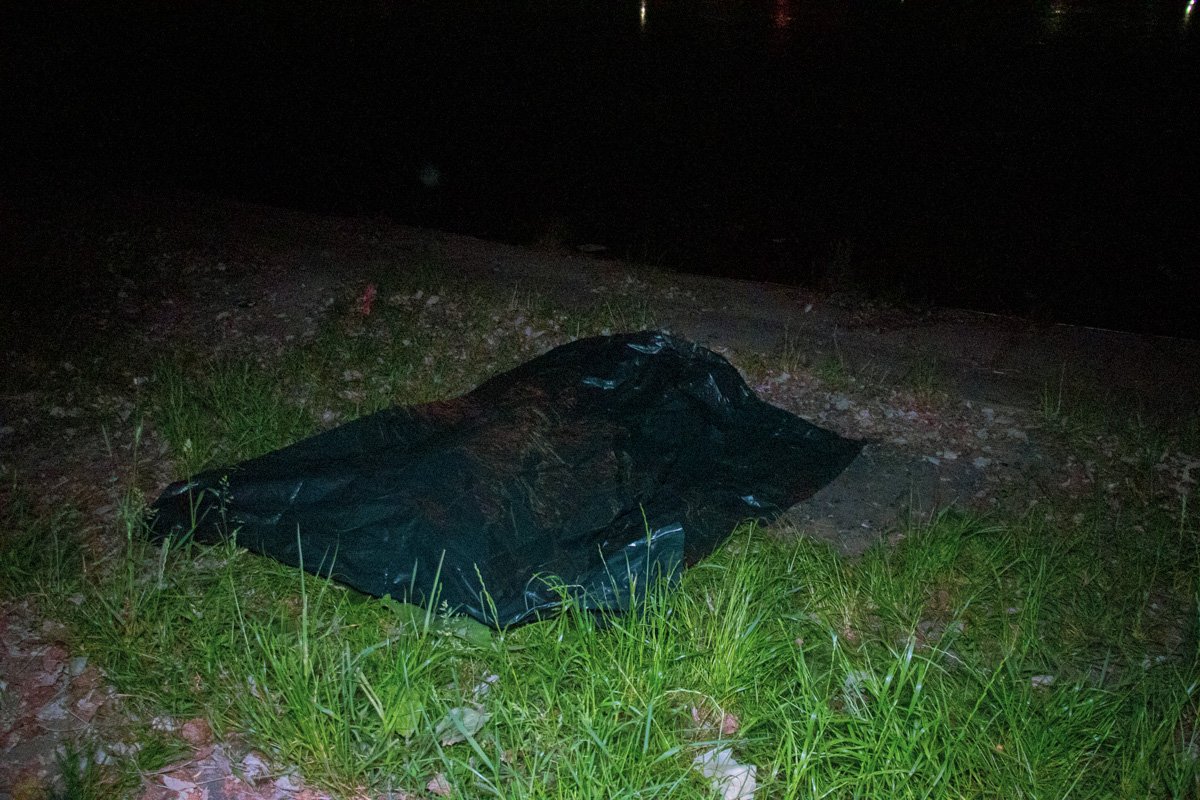 На берег водоема он пришел с другом, где они распивали спиртные напитки