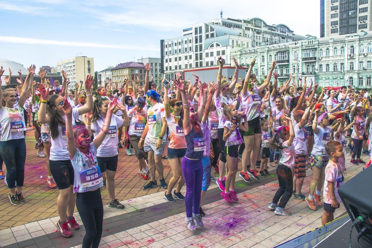 Утро 2 июня началось в Киеве яркими красками холи всех цветов радуги Утро 2 июня началось в Киеве яркими красками холи всех цветов радуги