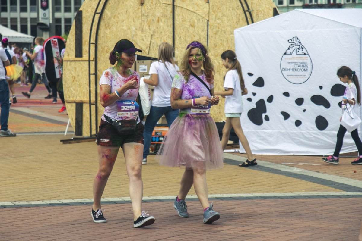 Фестиваль красок стартовал еще в 08:00, но большая часть народа собралась к 10:00 Фестиваль красок стартовал еще в 08:00, но большая часть народа собралась к 10:00