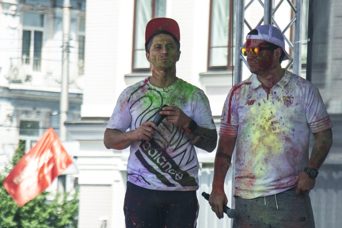 Уже в 10:30 ведущие Анатолич Анатолич и Александ Педан сообщили, что фест официально стартовал Уже в 10:30 ведущие Анатолич Анатолич и Александ Педан сообщили, что фест официально стартовал