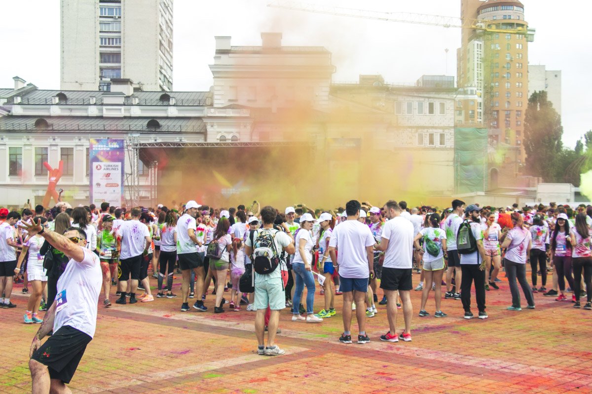 А ввысь полетели тысячи крупинок всевозможных цветов, засыпав и артистов, и всех-всех гостей праздника, а в воздухе образовался густой радужный туман А ввысь полетели тысячи крупинок всевозможных цветов, засыпав и артистов, и всех-всех гостей праздника, а в воздухе образовался густой радужный туман