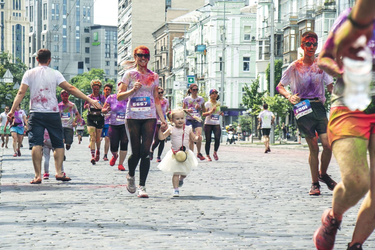 Взрослые были счастливы от того, что в кои-то веки могут хоть немножко побыть детьми, беззаботными и шаловливыми Взрослые были счастливы от того, что в кои-то веки могут хоть немножко побыть детьми, беззаботными и шаловливыми