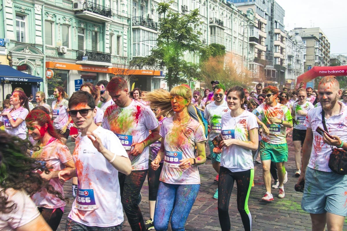 Основной частью праздника был забег на две дистанции: 3 и 6 километров по кругу Основной частью праздника был забег на две дистанции: 3 и 6 километров по кругу