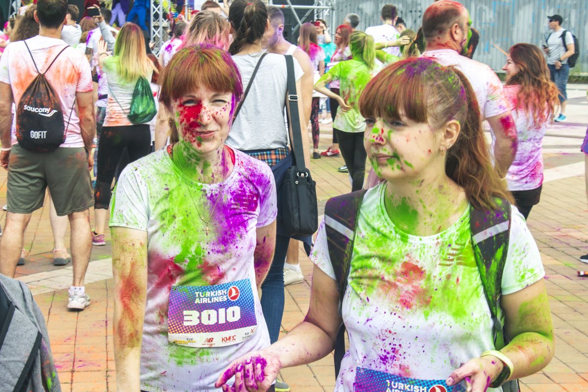 Кто-то бежал с малышами за руку, кто-то не спеша прогуливался Кто-то бежал с малышами за руку, кто-то не спеша прогуливался