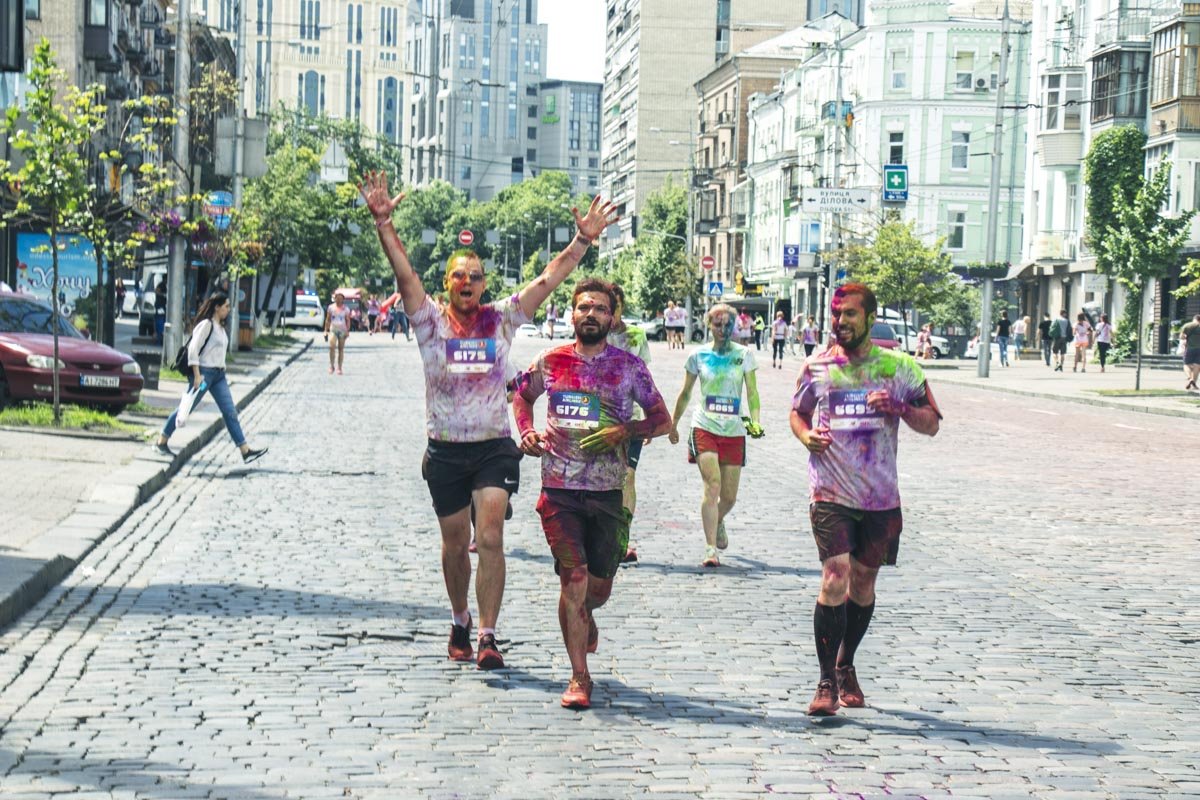 Участники радостно делали фото, делились впечатлениями и осыпали друг друга остатками красок, которых, к слову, всего было две тонны Участники радостно делали фото, делились впечатлениями и осыпали друг друга остатками красок, которых, к слову, всего было две тонны