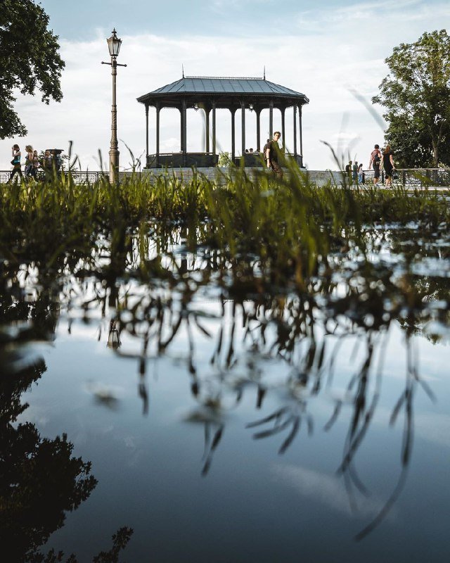 Иногда даже лужи видят красоту, которую не видят люди. Фото: @zhukevych Иногда даже лужи видят красоту, которую не видят люди. Фото: @zhukevych