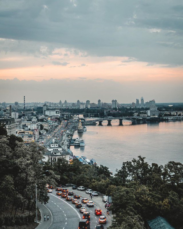 Осторожнее, киевские пейзажи могут свести с ума. Фото: @zhukevych Осторожнее, киевские пейзажи могут свести с ума. Фото: @zhukevych