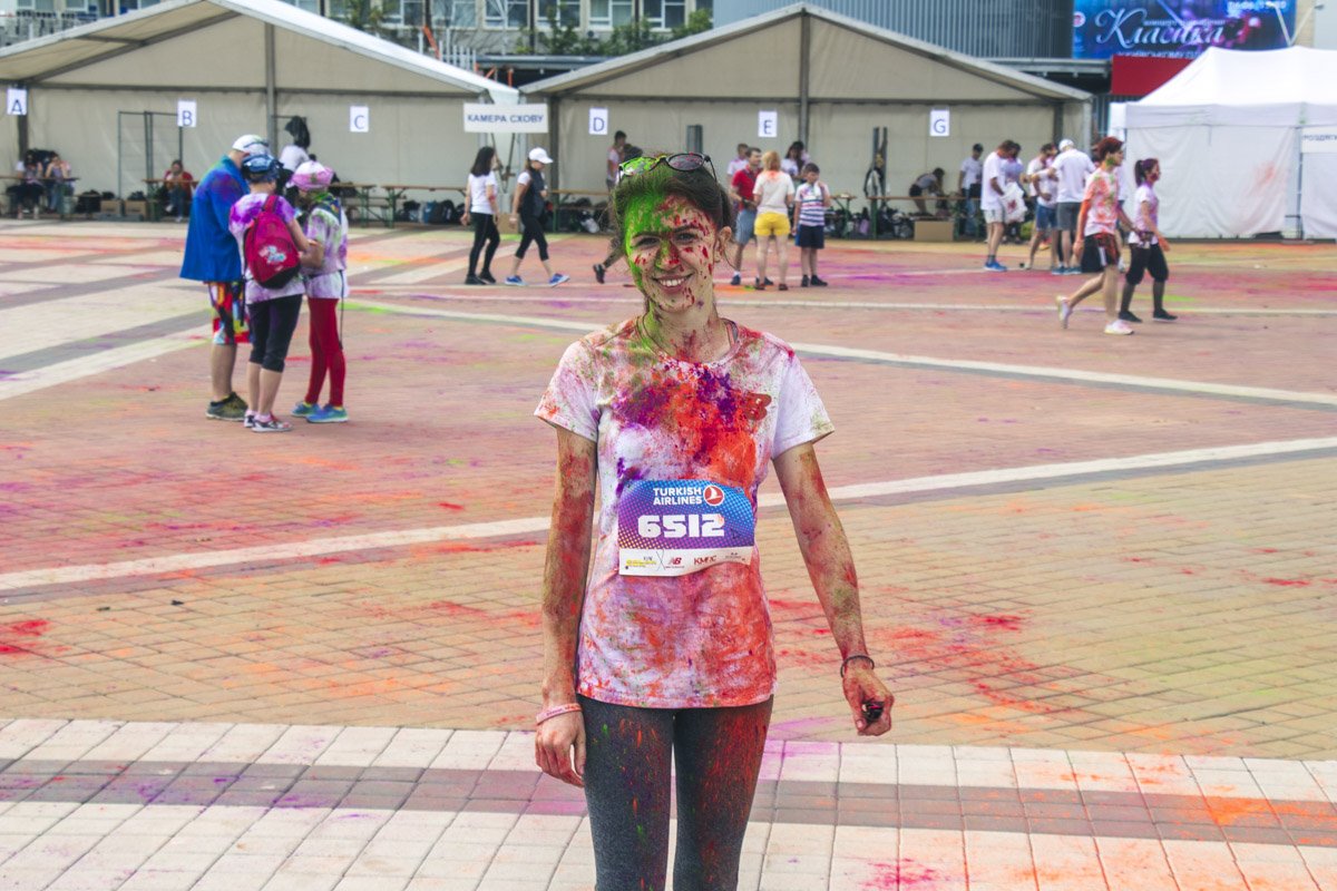 Уже через пол часа после прибытия на Троицкую площадь их чистые вещи и лица внезапно превратились в одну сплошную яркую радугу