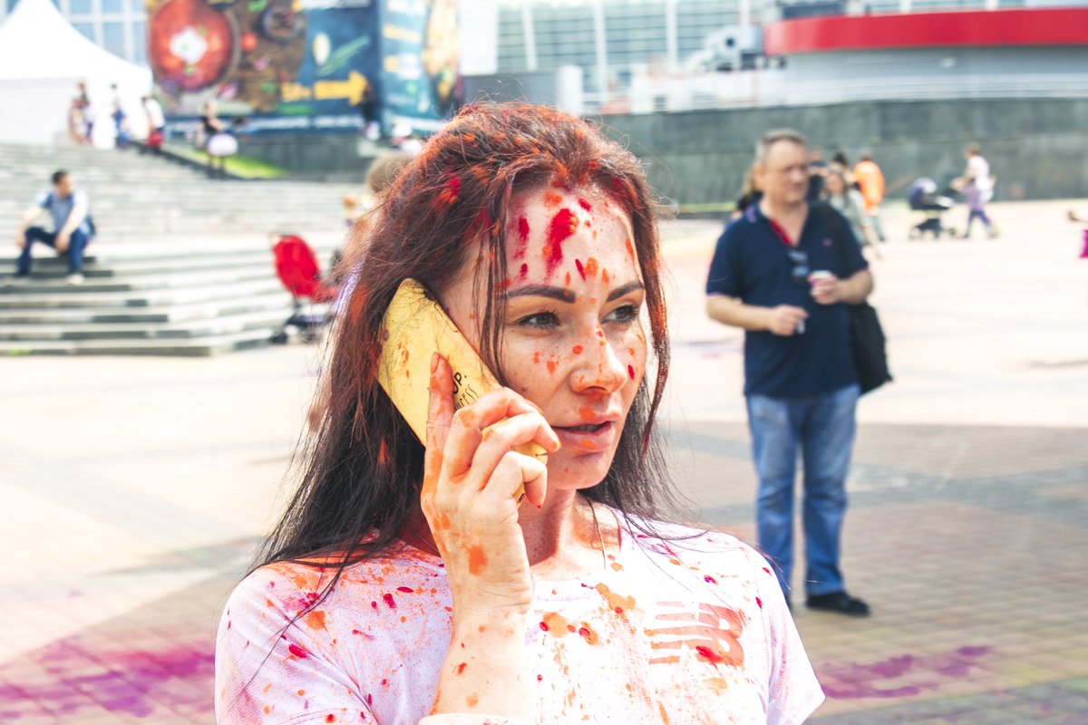 А краски холи оказались у народа в носах, ушах, глазах и волосах