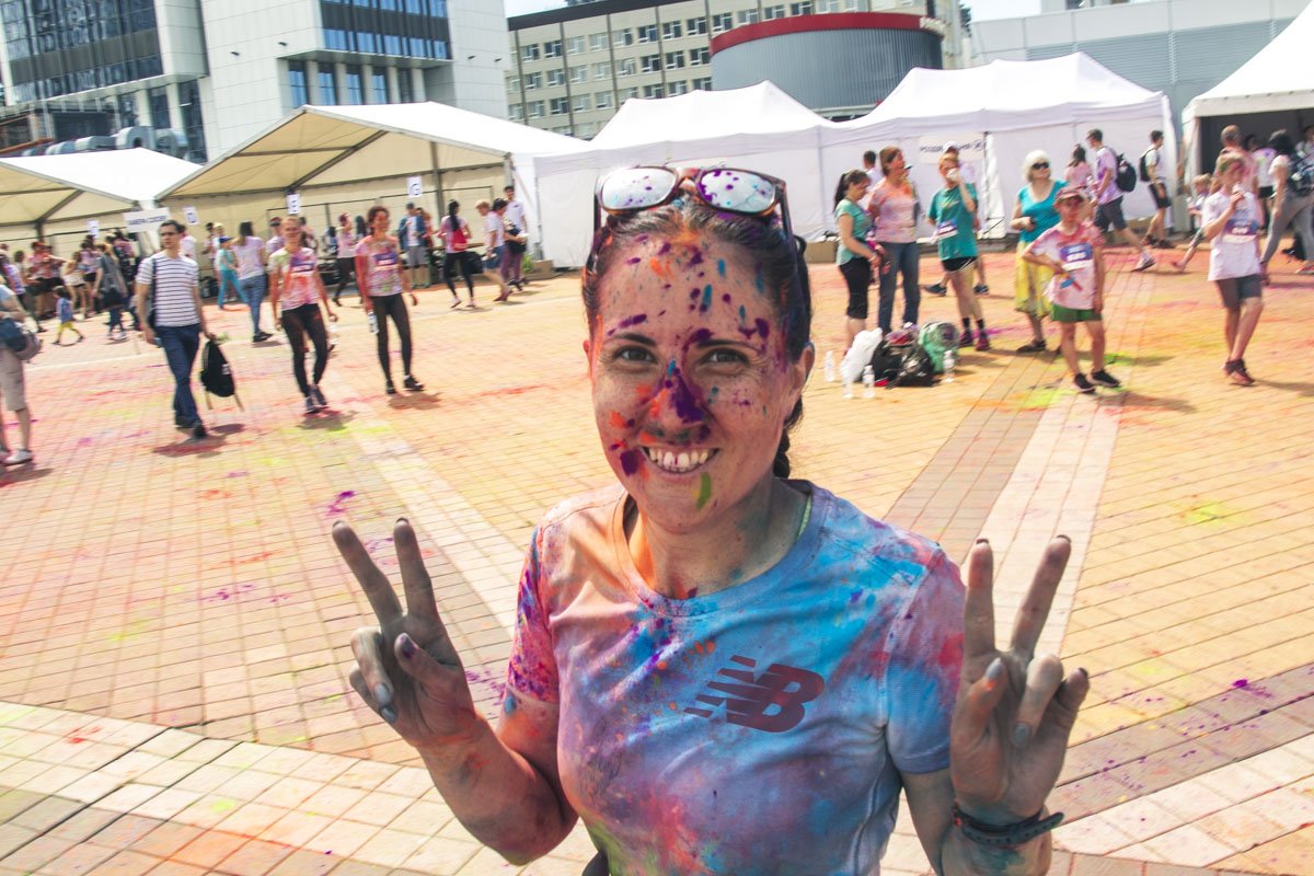 А краска холи даже на зубах