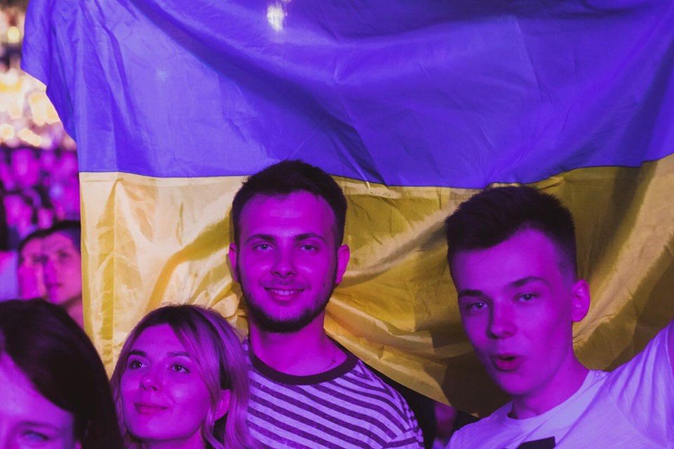 Фанаты пришли под НСК заранее, чтобы сделать фото и первыми зайти на концерт