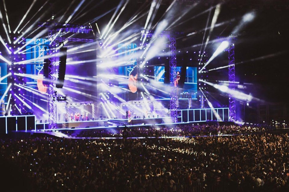 На стадионе установили самую большую сцену за историю НСК, то есть побили рекорд
