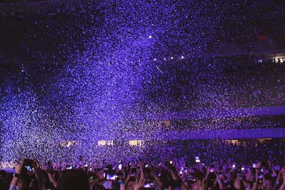 MONATIK выступал не только на сцене. Для него создали вагон, который ездил между фан-зоной и секторами