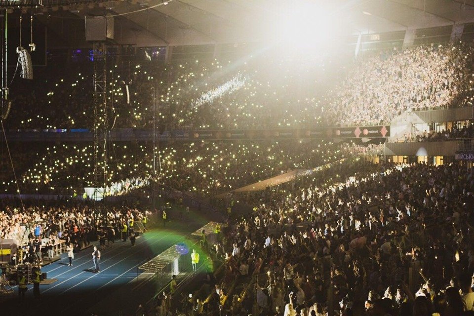 Гарант приехал на стадион в сопровождении кортежа, его заметили фанаты MONATIK и запечатлели на камеру