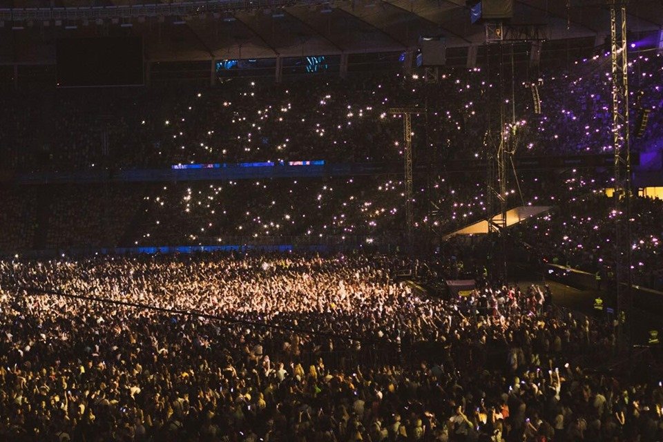 Поклонники артиста после шоу «рассыпались» по Спортивной площади и территории НСК