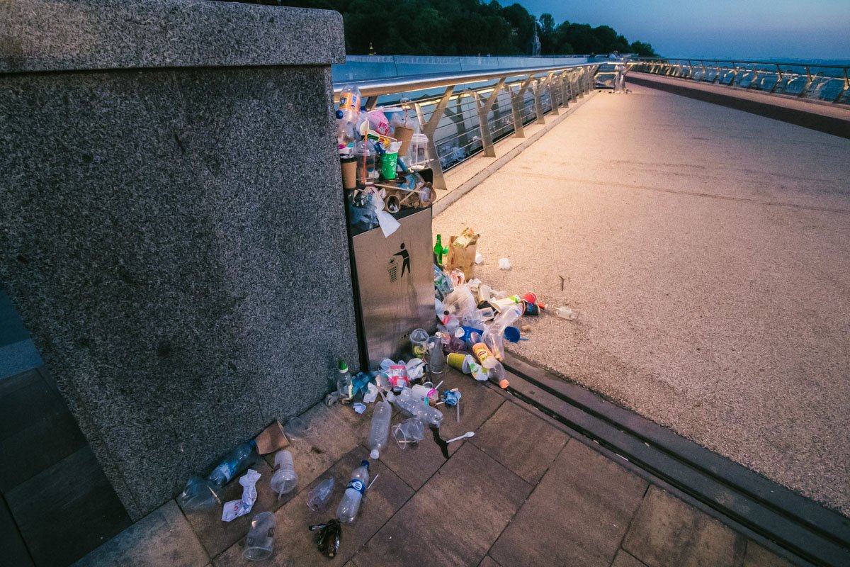 Жители и гости Киева засыпают новый мост пустыми бутылками