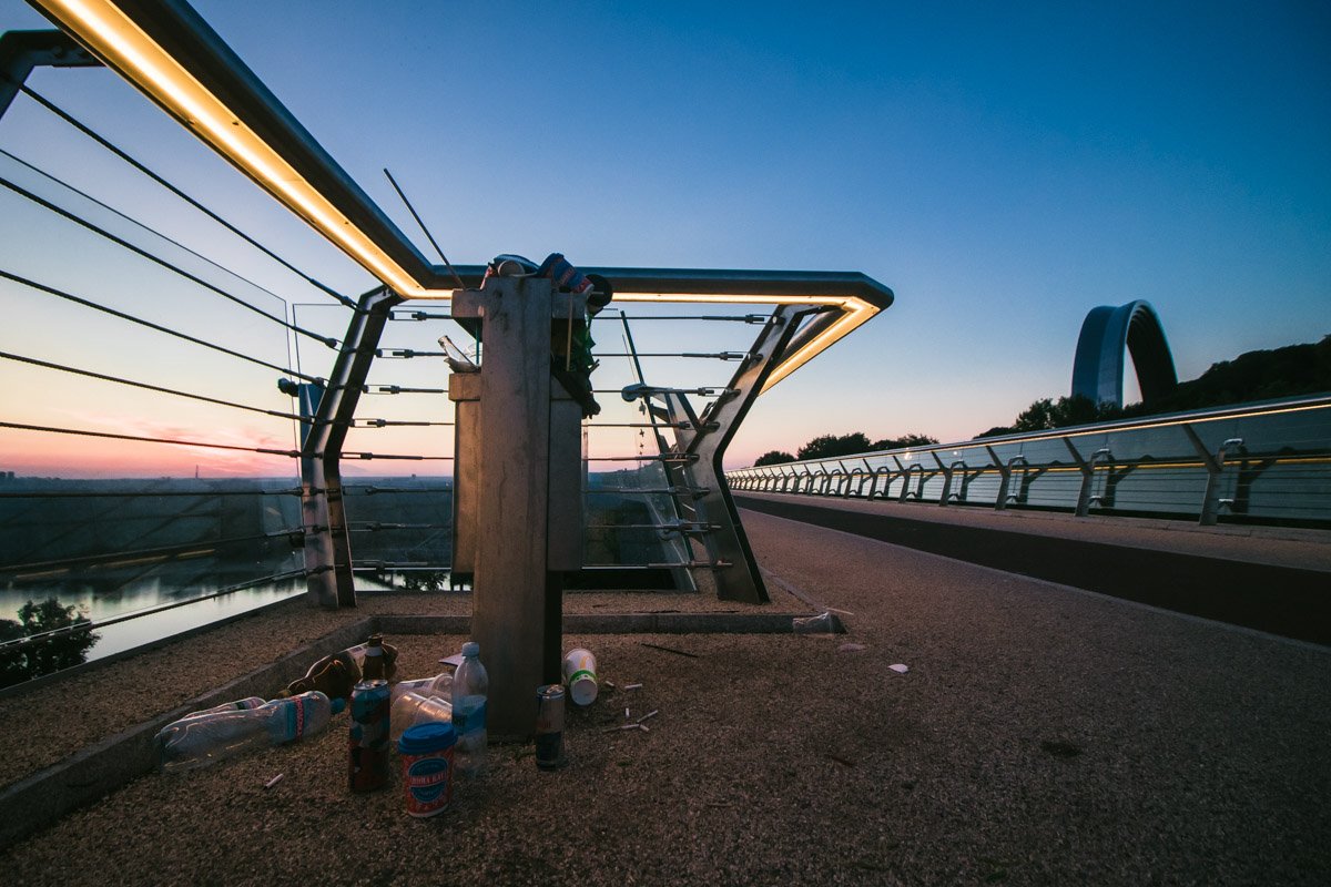 Урны явно не готовы принимать такое количество пластика и стекла