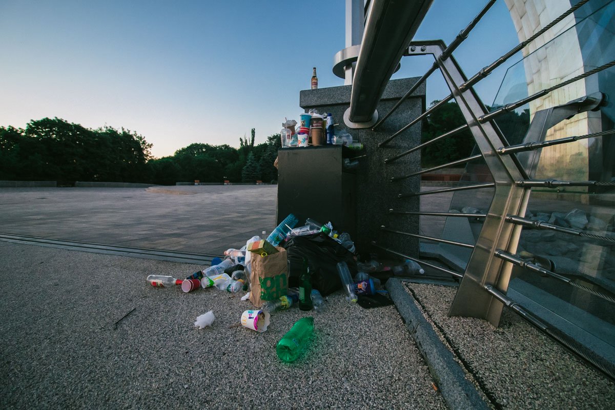 Собрать мусор в пакет и донести до больших баков - не так просто