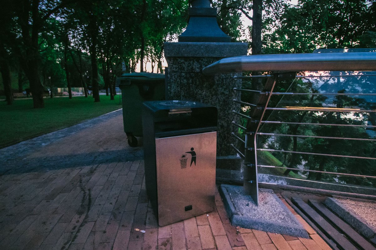 А это баки на территории Владимирской горки. Их, почему-то, игнорируют