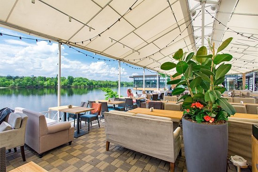 В River Grille можно отведать мясо на гриле на природе и с комфортом