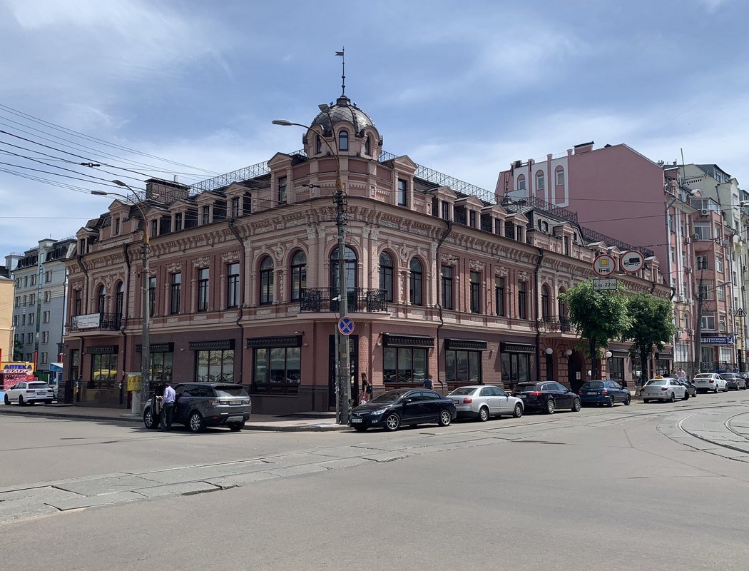 Ресторан находится на первом этаже этого исторического здания