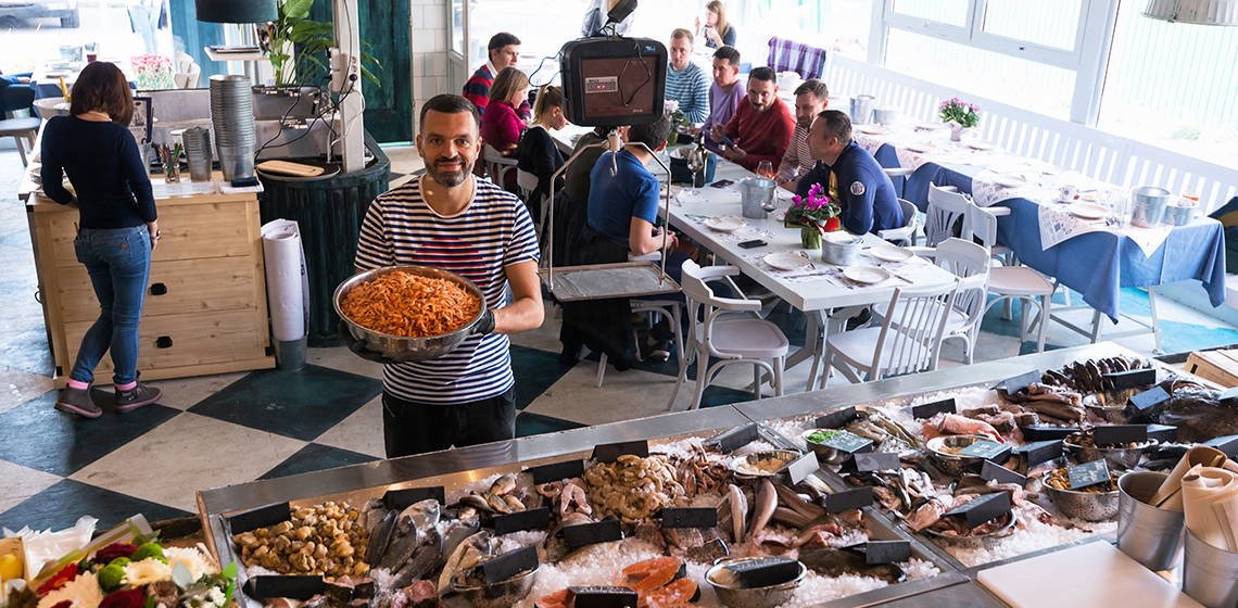 На проспекте Победы открыли заведение со свежей рыбой и устрицами