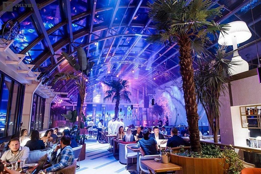 Огромное заведение с потрясающими видами