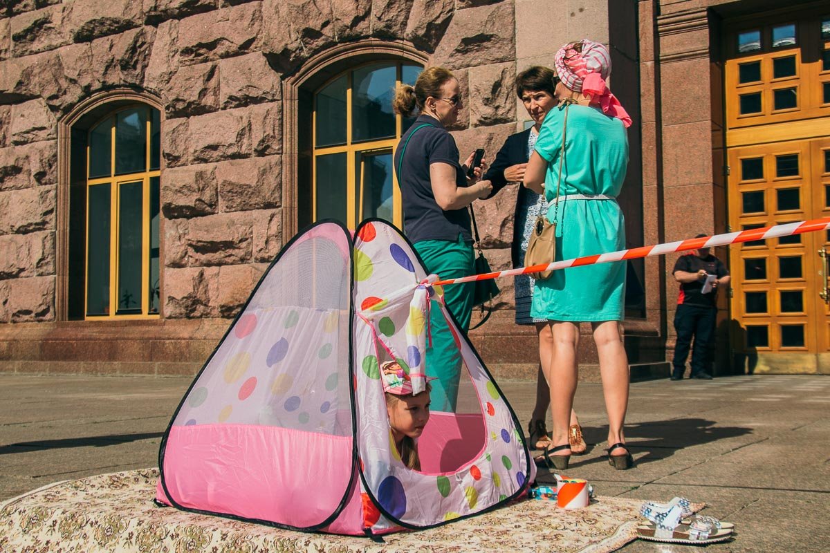 Участие в акции приняли и самые маленькие жильцы дома