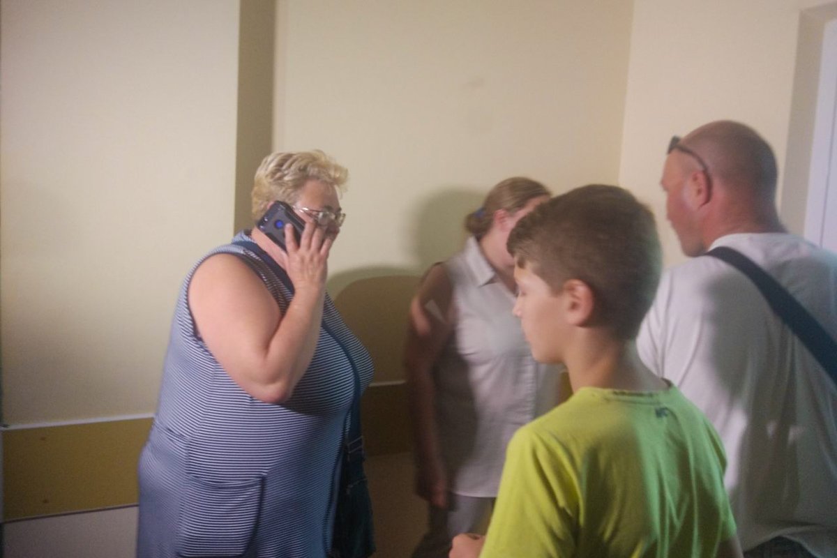 Также в больнице находятся и родители ребенка, они в слезах и все время на телефоне, ведь им кто-то сообщил, что виновных полицейских отпустили под залог