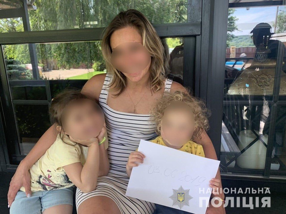 На данный момент девочки находятся рядом с мамой и их жизни ничего не угрожает 