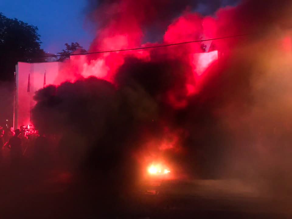 3 июня здание МВД затянуло густым дымом