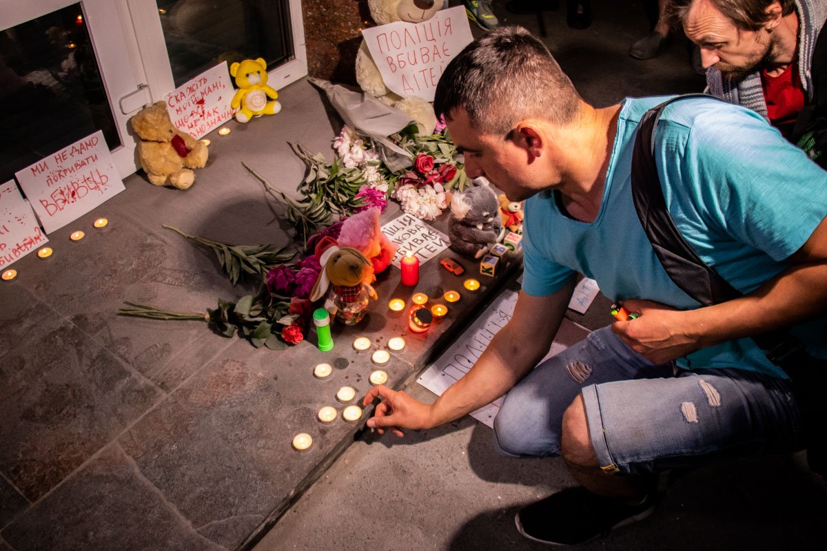 На ступеньках Министерства зажгли десятки свечей 