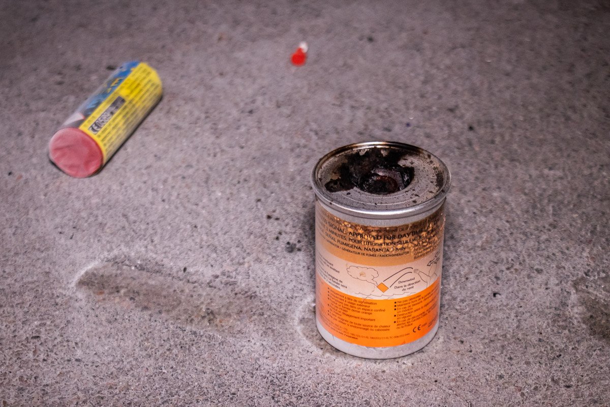 Активисты вооружились пиротехникой